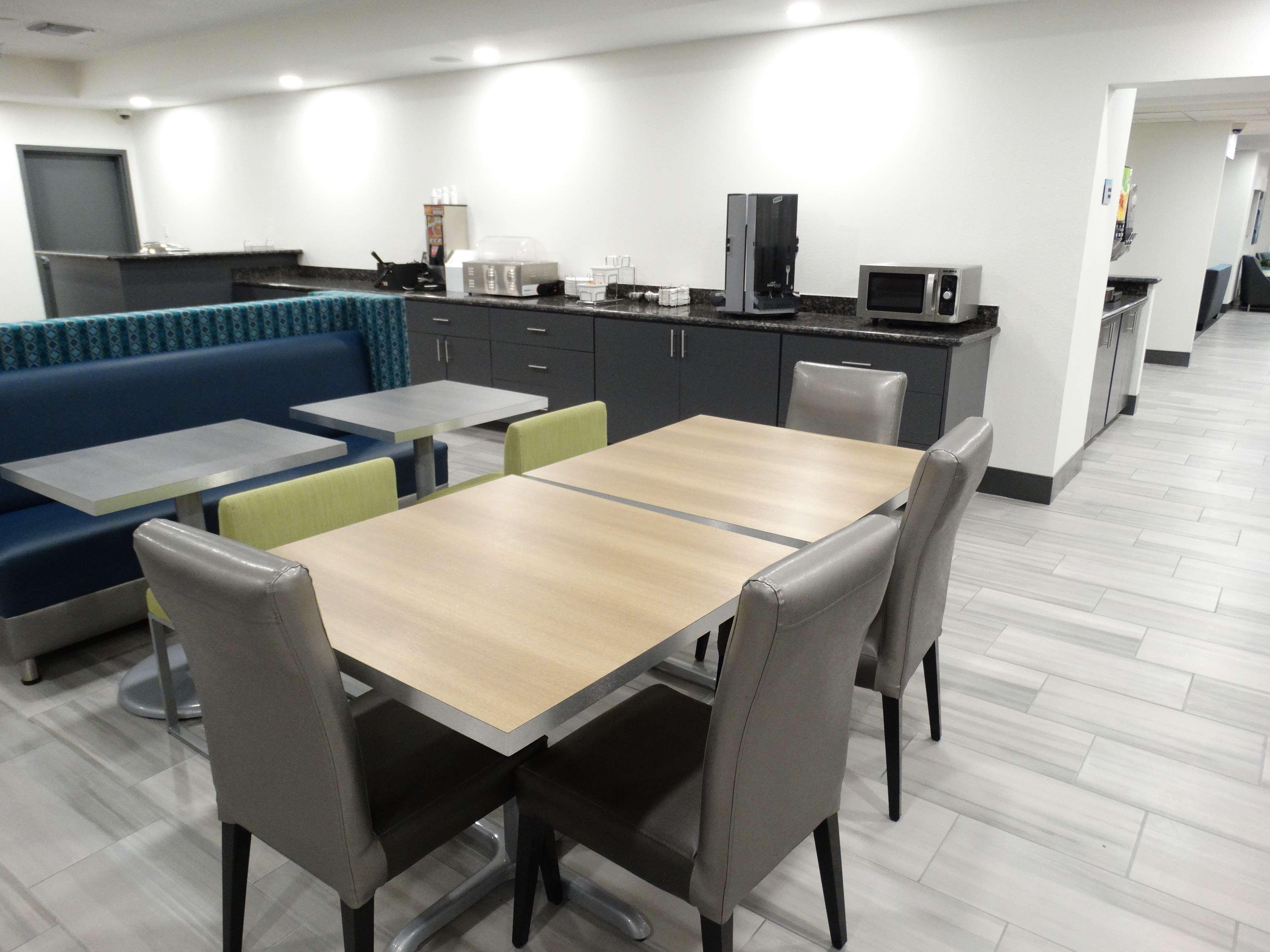 La Quinta Inn & Suites By Wyndham Tulsa Downtown - Route 66 Extérieur photo