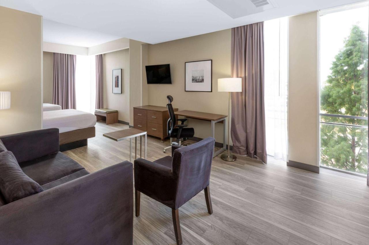 La Quinta Inn & Suites By Wyndham Tulsa Downtown - Route 66 Extérieur photo