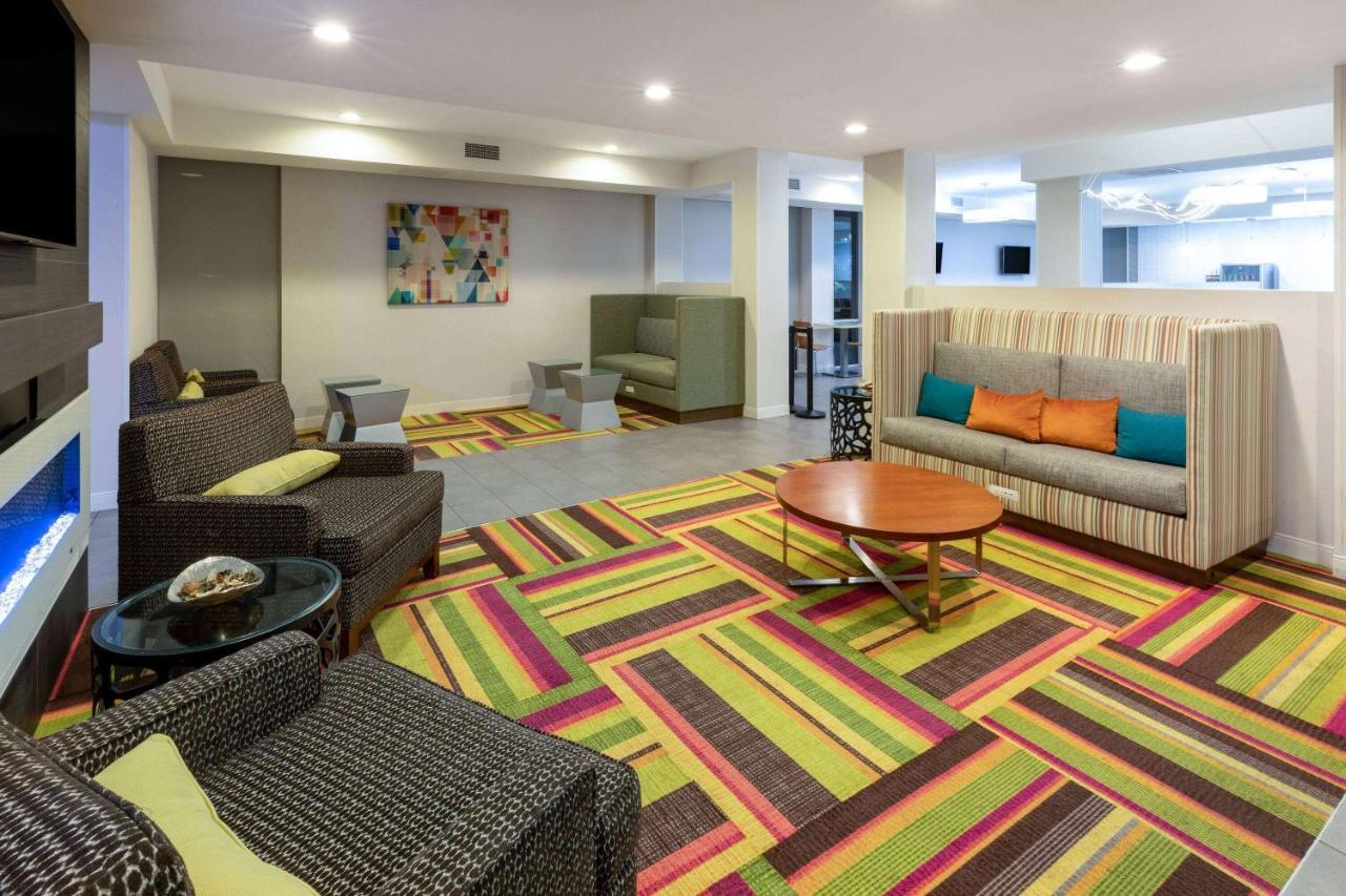 La Quinta Inn & Suites By Wyndham Tulsa Downtown - Route 66 Extérieur photo