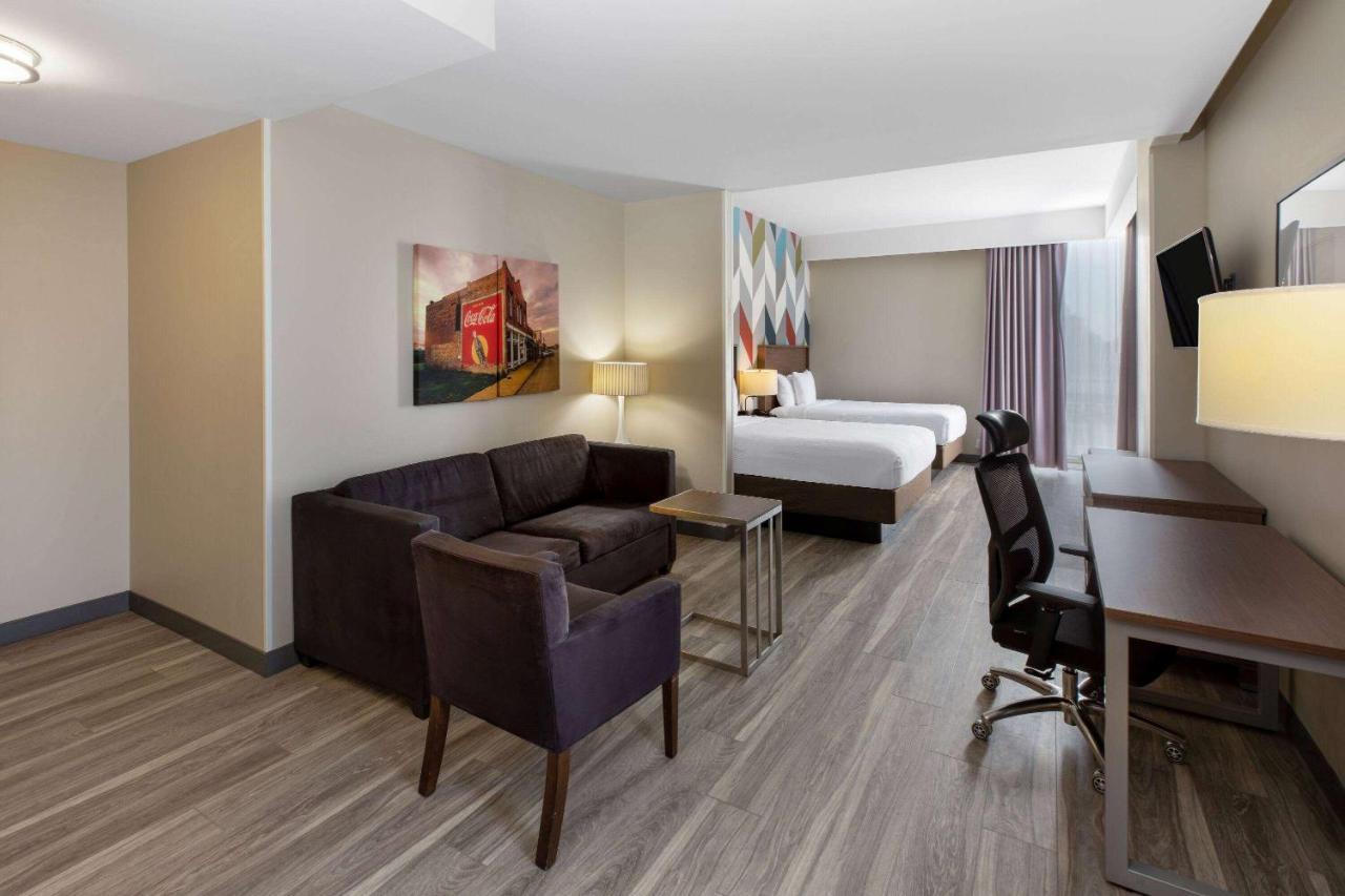 La Quinta Inn & Suites By Wyndham Tulsa Downtown - Route 66 Extérieur photo