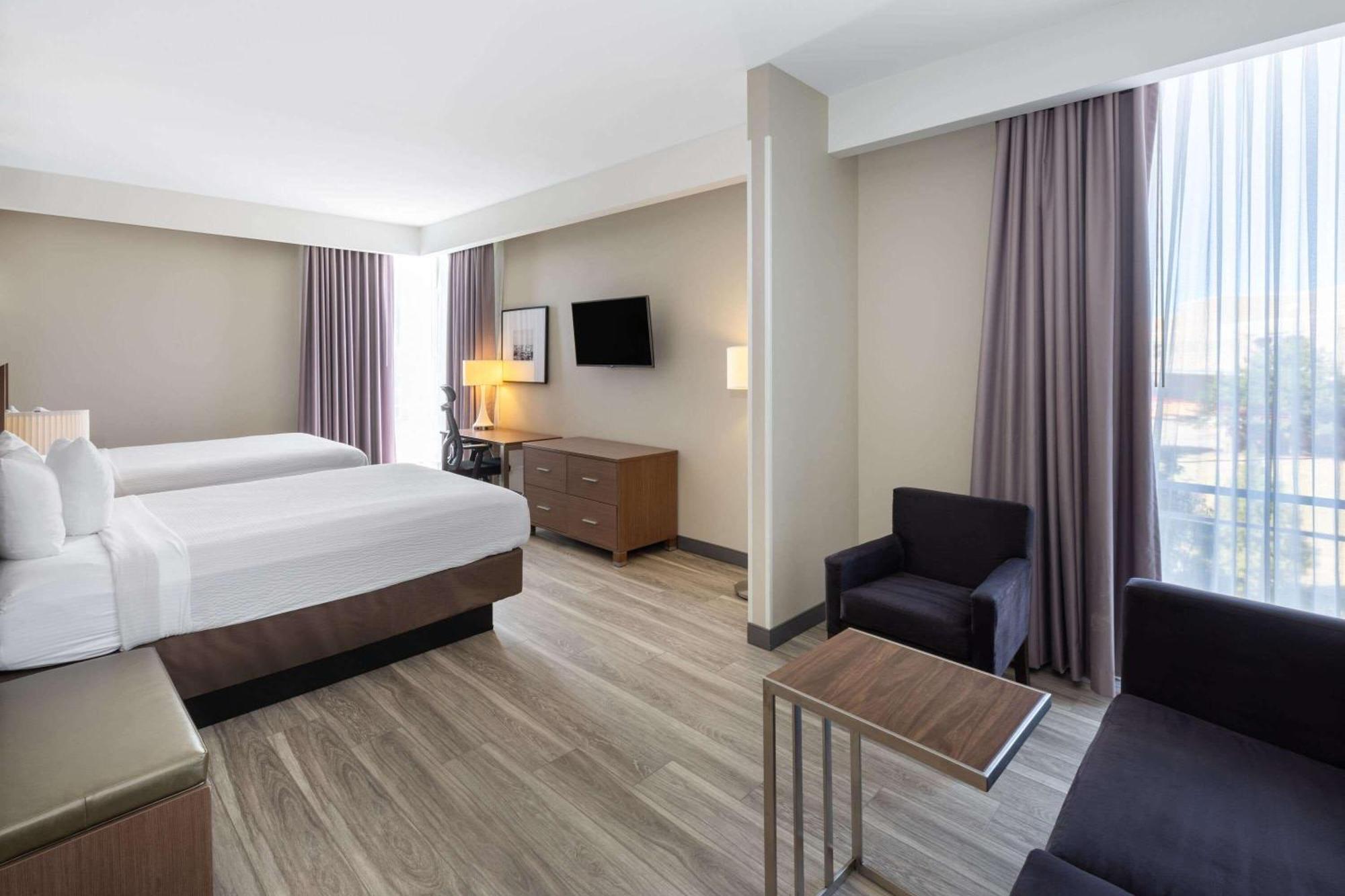La Quinta Inn & Suites By Wyndham Tulsa Downtown - Route 66 Extérieur photo